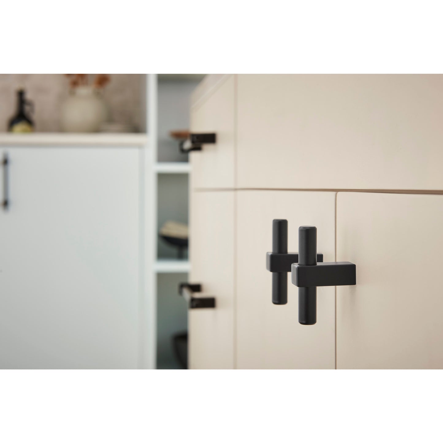 JEFFREY ALEXANDER 478T-MB Larkin 1 2-3/8" Length Bar Knob - Matte Black