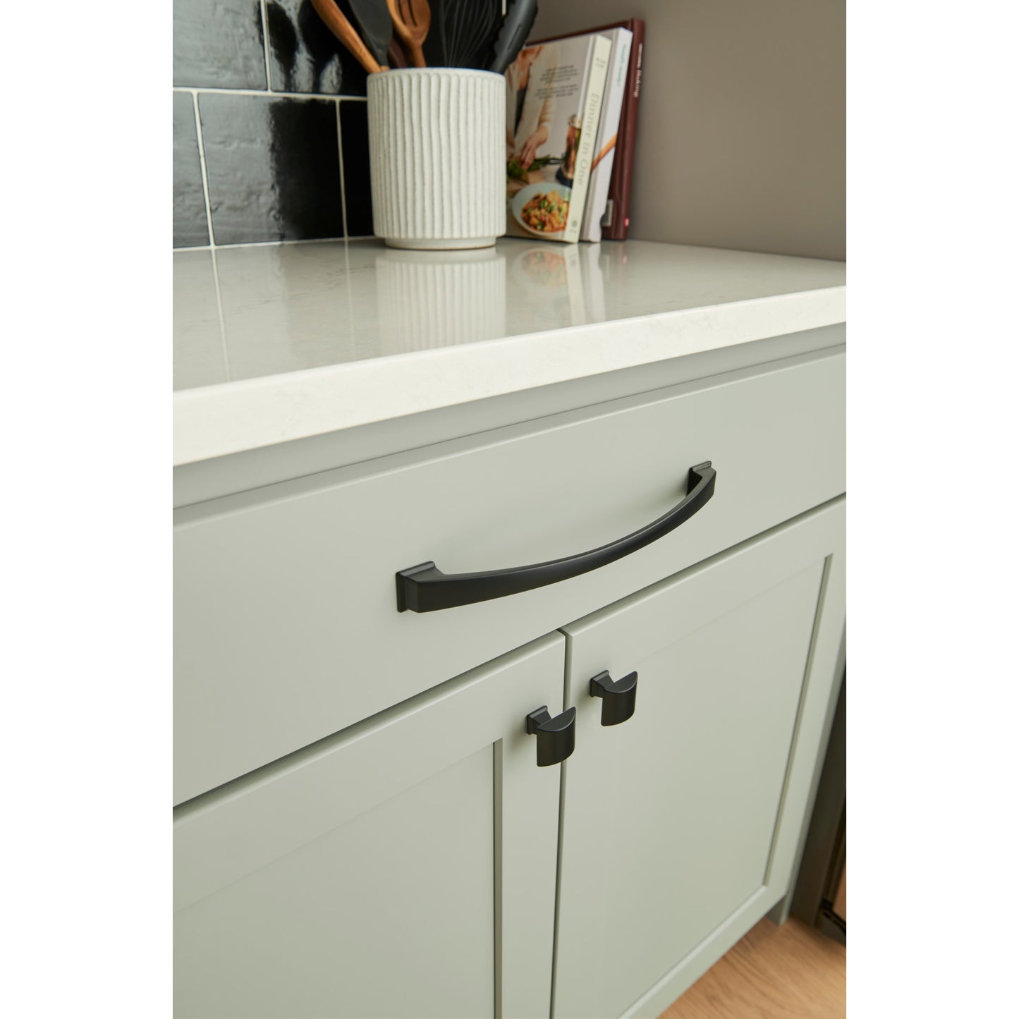 JEFFREY ALEXANDER 944MB Roman 1-1/4" Length Square Knob - Matte Black