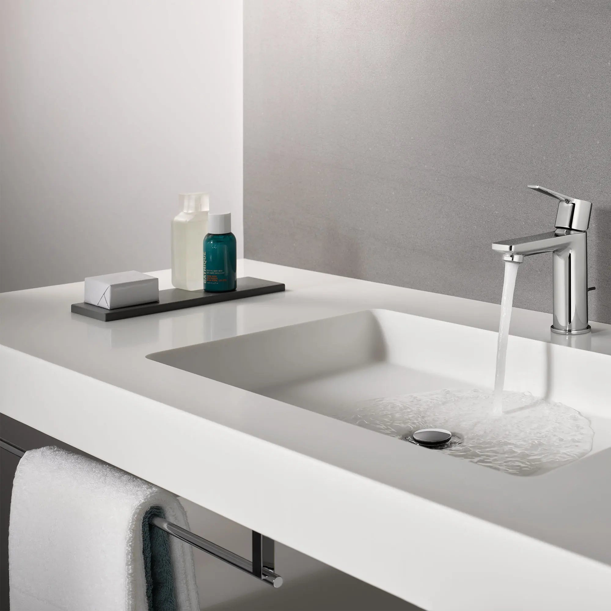 GROHE 40509001 Essentials Cube 24" Towel Bar - Chrome