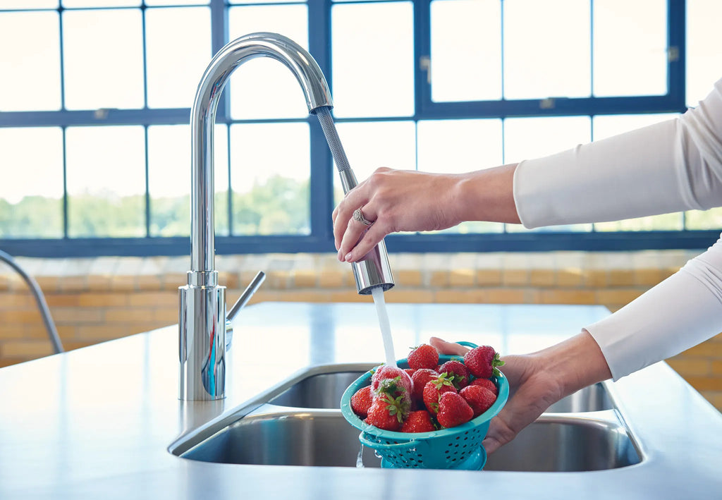 MOEN 7882 Genta Lx One-Handle High Arc Pulldown Kitchen Faucet - Chrome