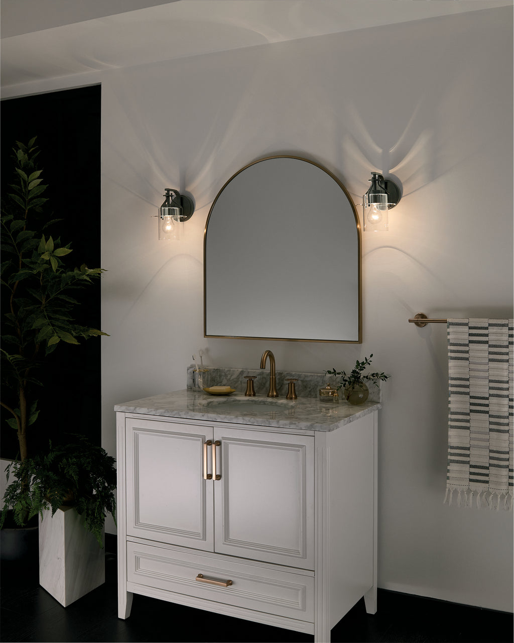 KICHLER 55077BK Everett 9.25 Inch 1 Light Wall Sconce with Clear Glass in Black